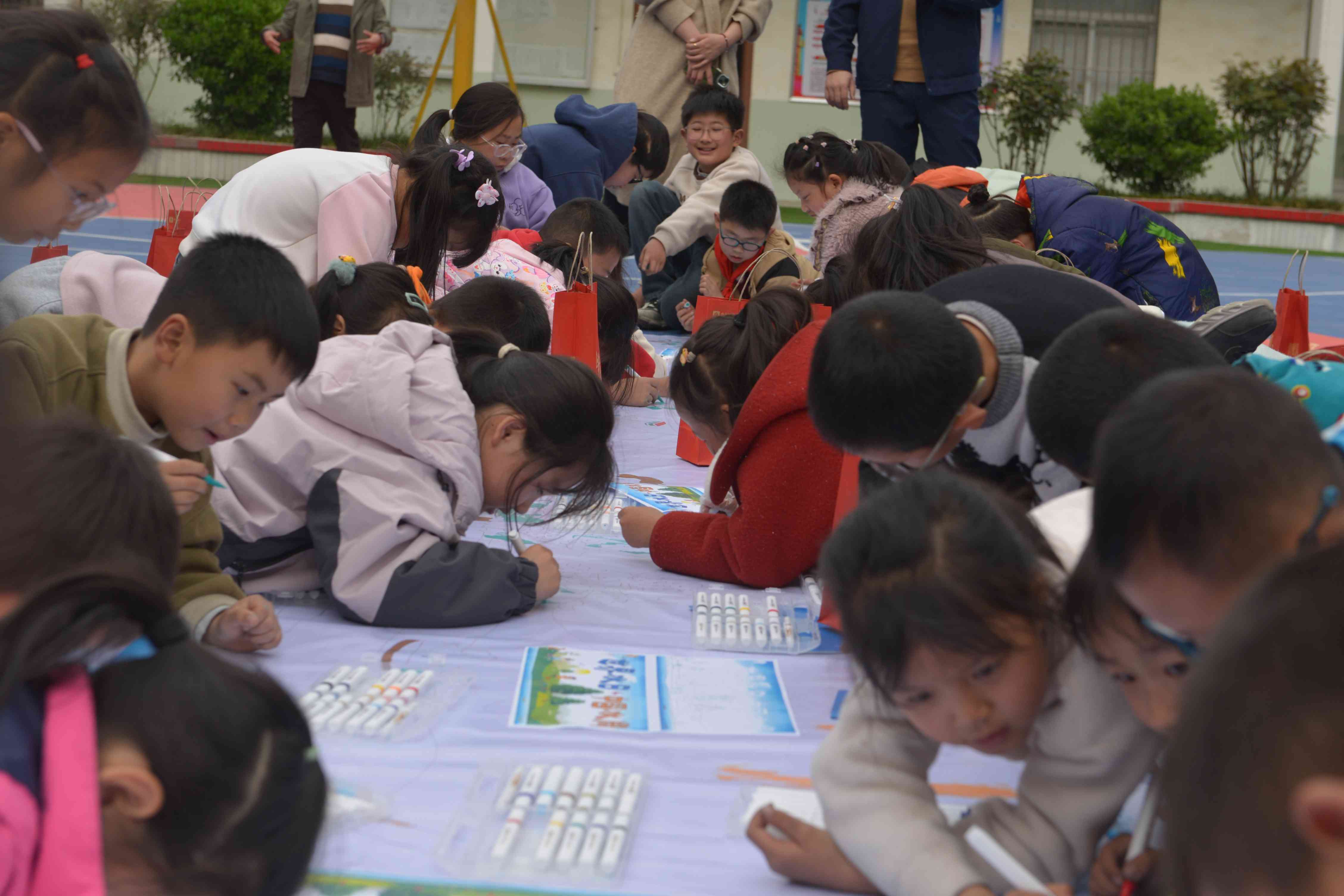 孩子們共同手繪畫卷
